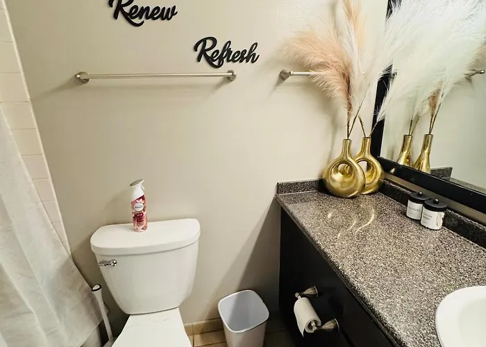Location! Walkable! King Bed! Incredible Views! * Chicago