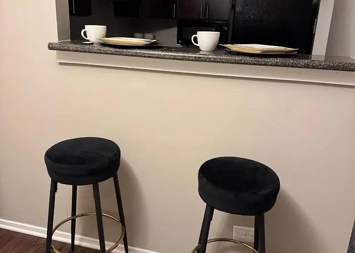 Location! Walkable! King Bed! Incredible Views! Apartamento